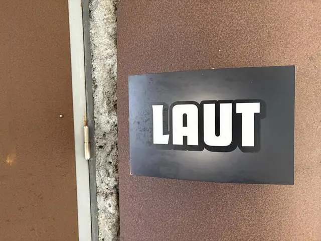 黒い長方形に白字の「LAUT」