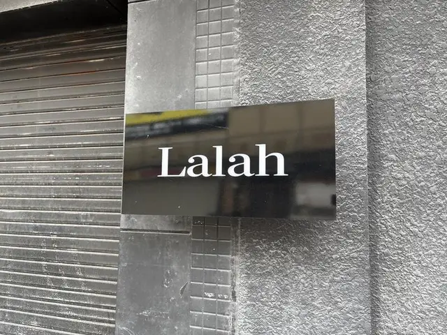 魚津駅前の小さな「Lalah」看板