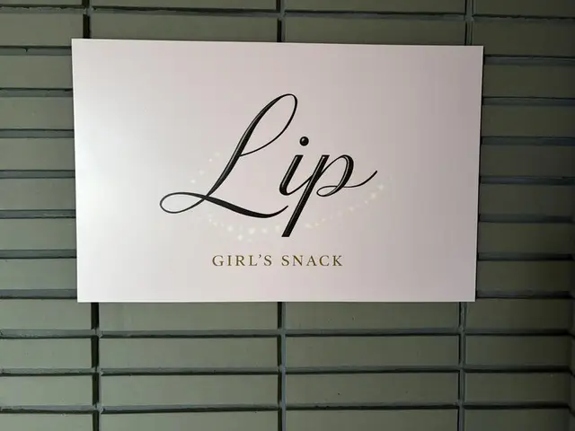 白い面に黒い筆記体の「Lip」