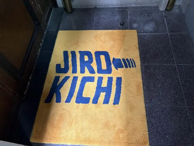 床に大きく描かれた「JIRO KICHI」