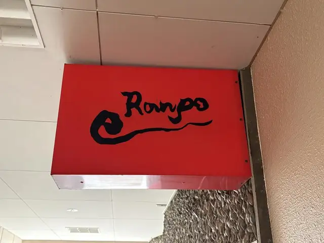 赤い袖看板に黒い「Rampo」