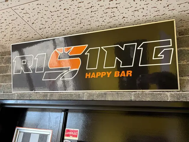 鋭い文字で組んだ「RISING」