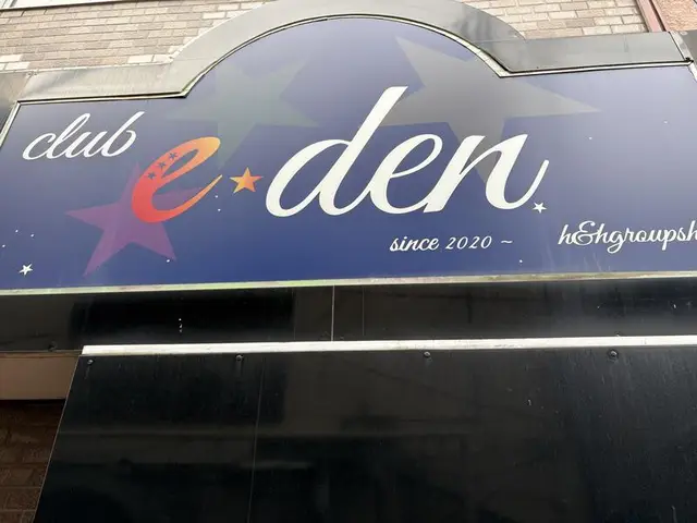 紺地に星を散らした「club e-den」のファサード看板