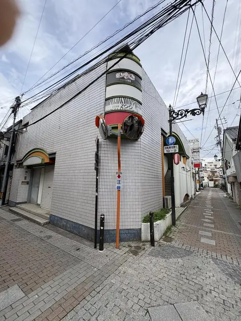 角地の外壁に連なる「ZOO」周辺の帯看板風景