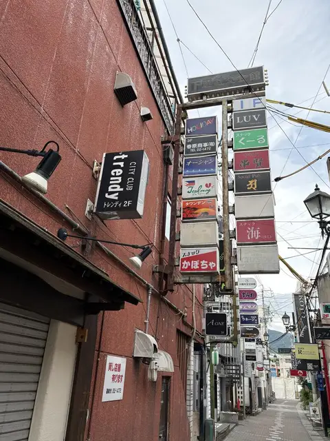 細い路地に連なる「trendy」や集合看板の縦並び風景
