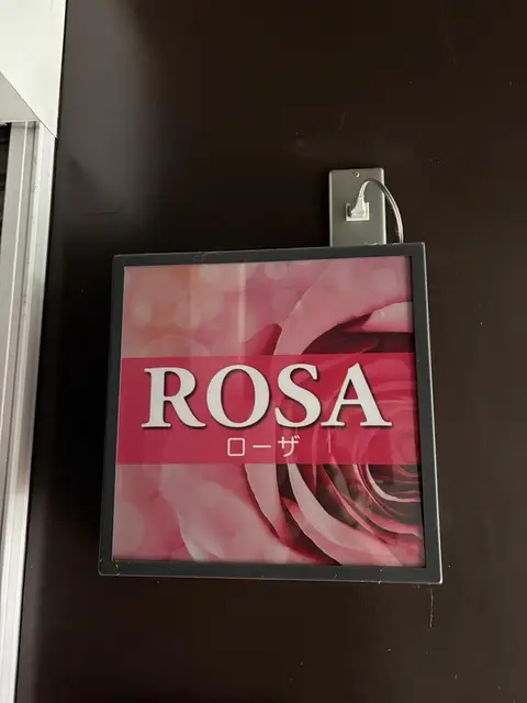 赤い光箱風の「ROSA ローザ」看板