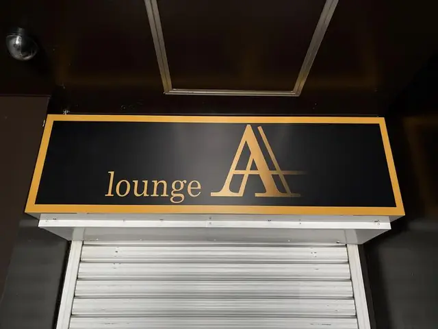 黄色い文字の「lounge A」シャッター上看板