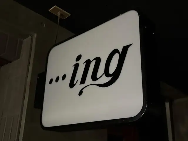 白い箱看板「...ing」