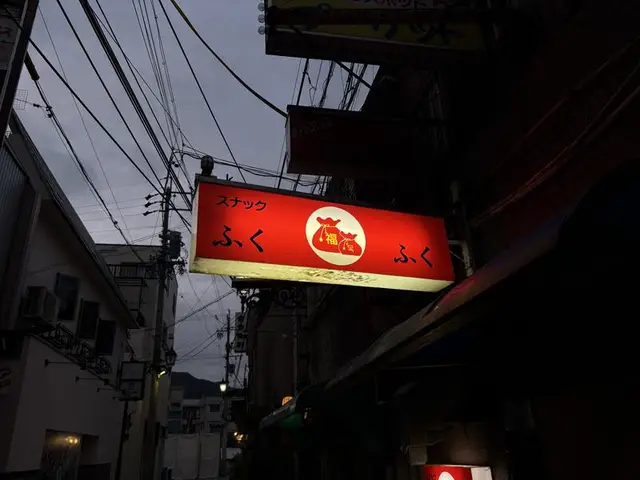 路地に灯る赤い「スナック ふく」看板